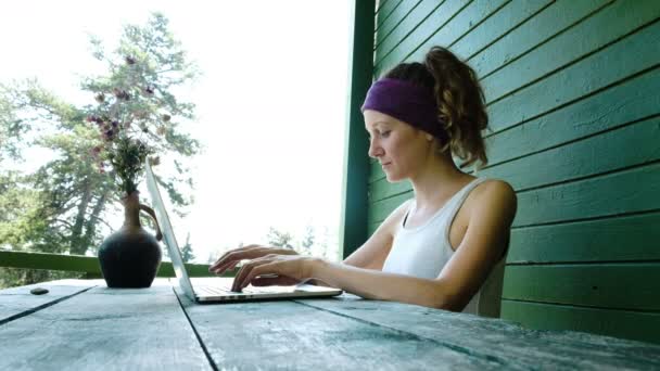 Jovem empresária turista freelancer digitando em um laptop no verão ao ar livre no centro de recreação
. - Filmagem, Vídeo
