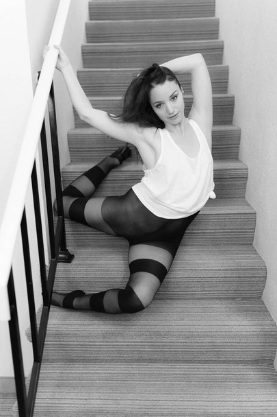 階段のセットでのダンス摩耗ポーズで中年の白人女性 - 写真・画像