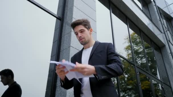 Angry furious male office worker throwing crumpled paper, having nervous breakdown at work, screaming in anger, stress management, mental distress problems, losing temper, reaction on failure. - Materiał filmowy, wideo