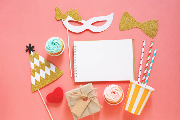 Carino partito puntelli, torta, taccuino bianco e scatola regalo su sfondo colorato, felice festa di Capodanno
 - Foto, immagini