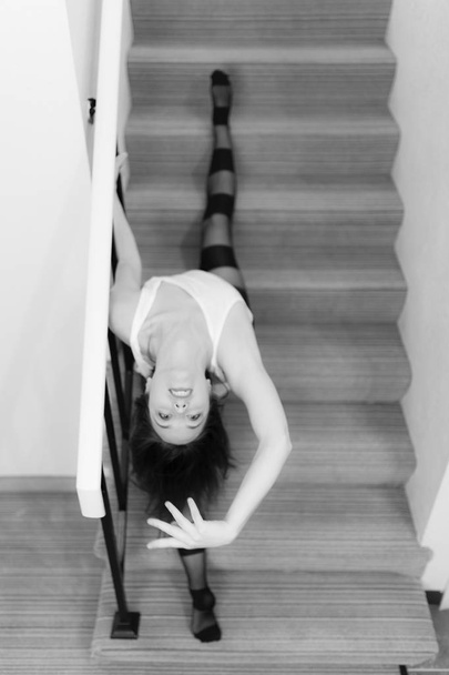 Femme caucasienne d'âge moyen dans des poses d'usure de danse sur un ensemble d'escaliers
 - Photo, image