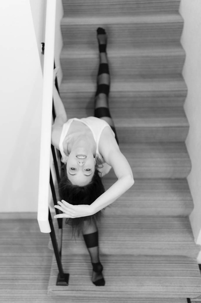 Donna caucasica di mezza età in costume da ballo posa su una serie di scale
 - Foto, immagini