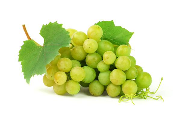 Bos van verse rijpe sappige druiven geïsoleerd op wit. Een geurige BES voor uw gezondheid. - Foto, afbeelding