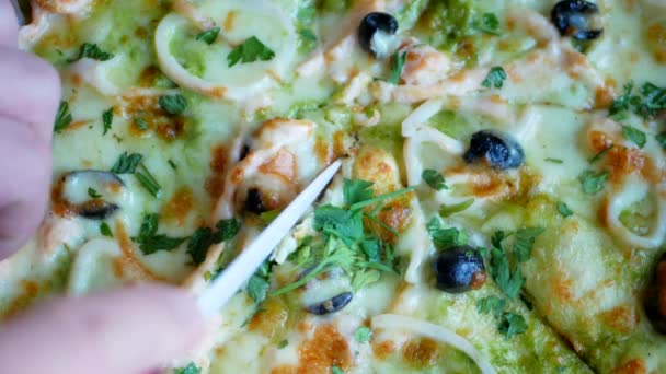 Tuore kuuma pizza kuumalla juustolla, simpukoilla ja oliiveilla
 - Materiaali, video