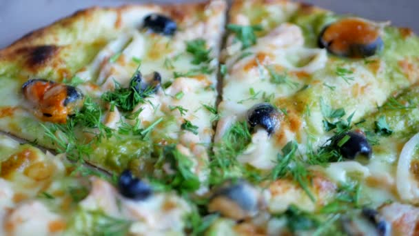 温かいチーズ、ムール貝とオリーブの新鮮な熱いピザ - 映像、動画