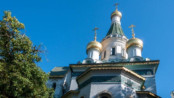 Софія, Болгарія - 5 жовтня 2018: Дивовижна Панорама золотими куполами російської церкви у Софії, Болгарія - Фото, зображення