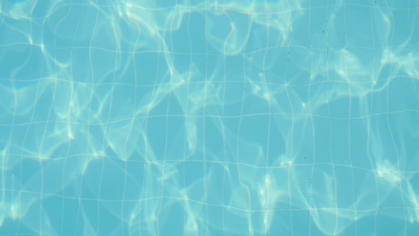 Celeste wody w basenie, falujący i kołysząc się spokojnie w zwolnionym tempie wspaniałe tło z turkusowych wód, przenoszenie i musujące w sposób wesoły i piękny basen w słoneczny dzień w zwolnionym tempie - Materiał filmowy, wideo