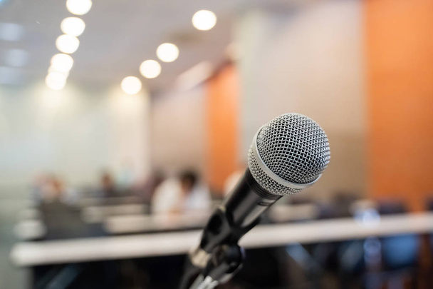 Mikrofon über dem verschwommenen Businessforum Meeting oder Konferenz Training Learning Coaching Room Konzept, verschwommener Hintergrund. - Foto, Bild