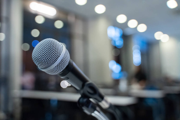 Mikrofon nad zamazanym forum biznesowym Spotkanie lub konferencja Szkolenie Nauka Coaching Room Concept, zamazane tło. - Zdjęcie, obraz