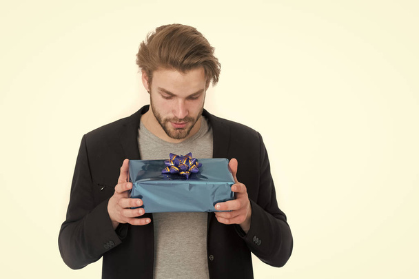 καλαίσθητο άνθρωπος με κουτί δώρου ή δώρο για τα Χριστούγεννα - Φωτογραφία, εικόνα