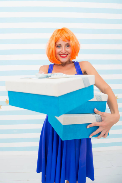 happy crazy girl with presents. boxing day concept. birthday or christmas present box. its a great offer. big sale shopping with happy crazy girl. Choosing the best. Shopaholic. After shopping - Fotoğraf, Görsel