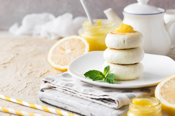 Käse-Pfannkuchen auf Reismehl mit Zitronen-Puddingcreme zum Frühstück auf hellem Hintergrund - Foto, Bild