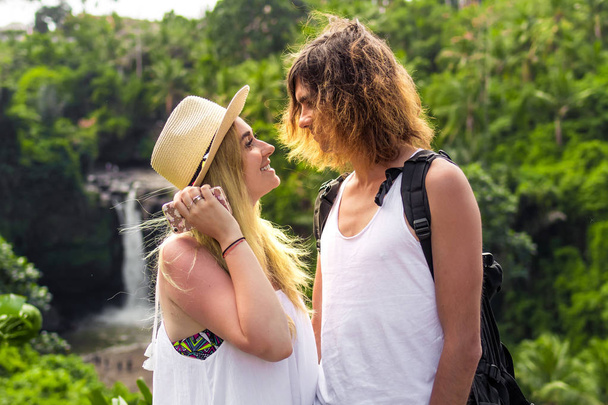 Молодий медовий місяць пара в джунглях на watefall фоні. Острів Балі. - Фото, зображення