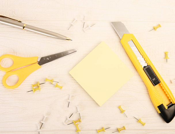 Material de escritório, faca de papelaria, caneta e tesoura
 - Foto, Imagem