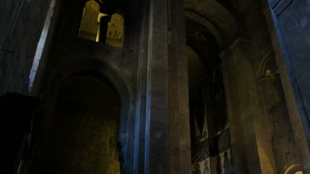 Antiga catedral, igreja cristã ortodoxa católica. Antigo edifício histórico, dentro do interior. Panorama, movimento da câmera
 - Filmagem, Vídeo