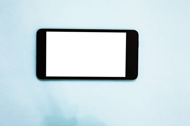 Дизайн бізнес концепція Бізнес реклама для банерів просування веб-сайту порожня реклама соціальних мереж Мобільний телефон білий екран над світло-блакитними фоновими текстовими повідомленнями програми
 - Фото, зображення