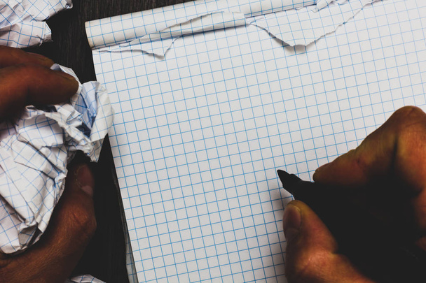 Progettazione concetto di business Testo copia vuota per banner Web materiale promozionale modello fino Man holding marker notebook accartocciato strappato pagine errori fatti
 - Foto, immagini