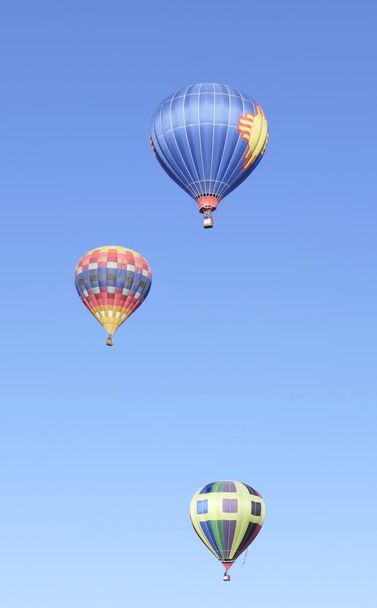 アルバカーキの熱気球フェスティバルに浮かぶカラフルな熱気球 - 写真・画像