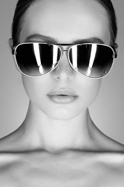beautiful young woman in sunglasses. fashionable girl close up portrait - Фото, зображення