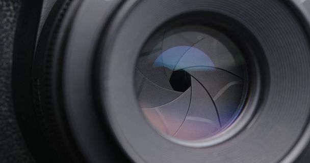 Изменение диафрагмы объектива камеры
 - Фото, изображение