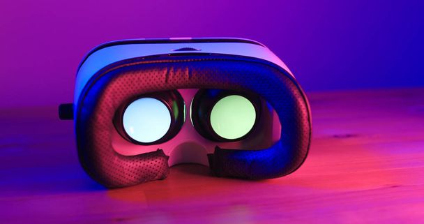 Appareil de réalité virtuelle avec lumière violette et rose
 - Photo, image