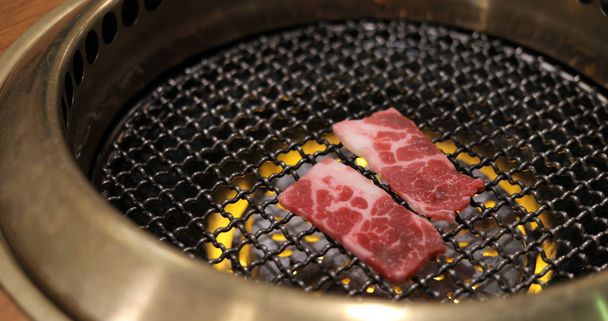 Carne de res en red metálica en restaurante
 - Foto, Imagen