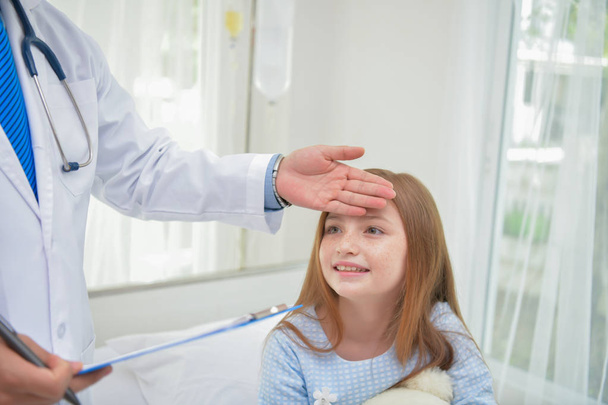 Health Concepts. The doctor is examining the health of the child. Children are happy in the hospital. - Φωτογραφία, εικόνα