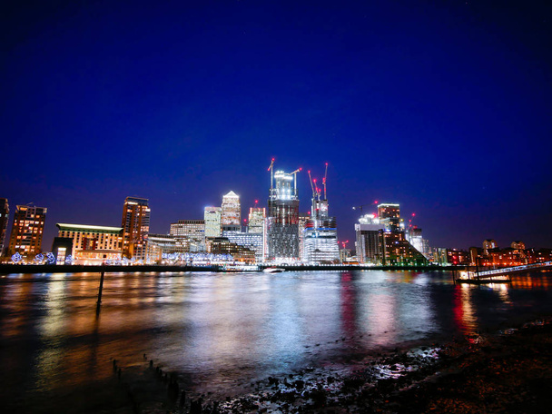 Immeuble de bureaux à Londres gratte-ciel, travail & réunion
 - Photo, image