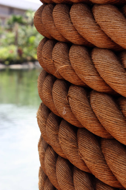 Columna con cuerda en agua; primer plano
 - Foto, Imagen