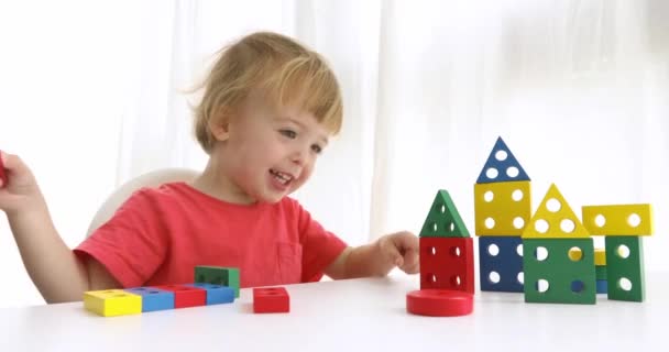 Niño jugando con bloque de colores
 - Imágenes, Vídeo