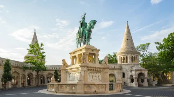 Tijdspanne van een bronzen standbeeld van Stefanus I van Hongarije in Budapest timelapse 4k - Video