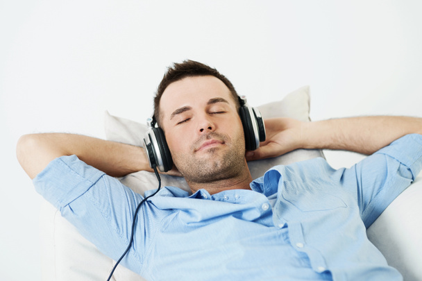 Man listening to music - Zdjęcie, obraz