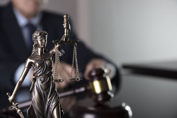 Bir avukat kavramı ile istişare. Avukat ofiste. Adalet, çekiç ve cam masa üzerindeki belgeler heykeli. - Fotoğraf, Görsel
