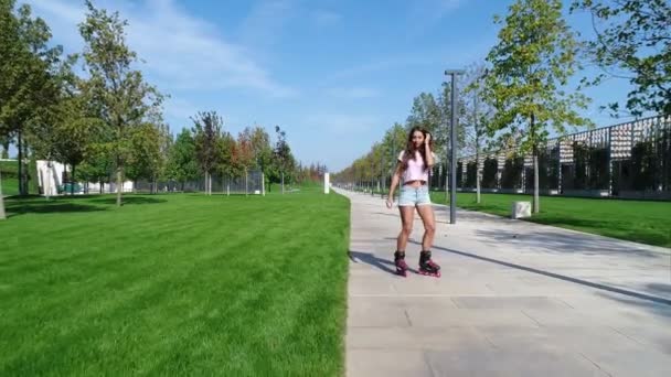 Young woman roller skating in the park. Beautiful girl rollerblading. - Footage, Video
