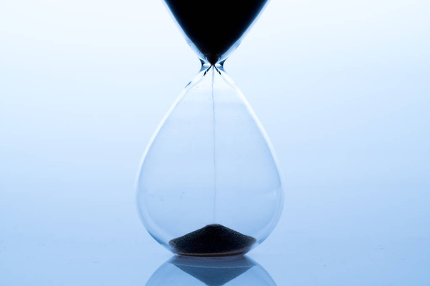Песочные часы, концепция управления бизнес-временем
 - Фото, изображение