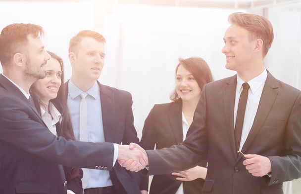 business team looks at the handshake business partners - Фото, зображення