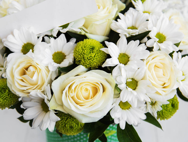 Strauß weißer Blumen - Rosen und Margeriten - Foto, Bild