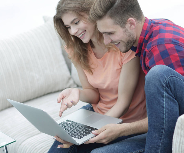 junges Paar schaut Videos auf Laptop - Foto, Bild