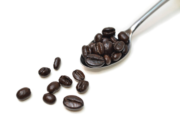 Kávové zrno v lžíci na bílém pozadí - izolovaný - Fotografie, Obrázek