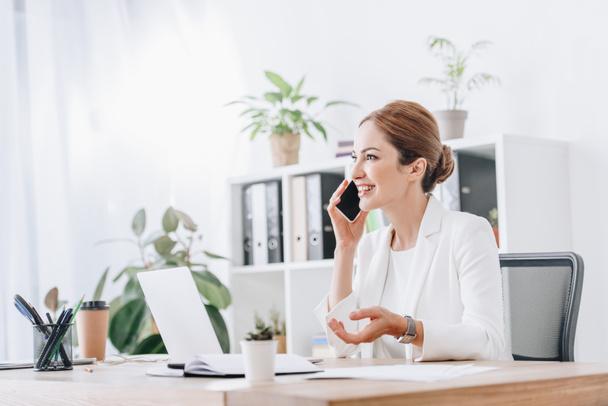 Profesjonalne biznes wesoły kobieta rozmawia na smartfonie w nowoczesne biuro z laptopa - Zdjęcie, obraz