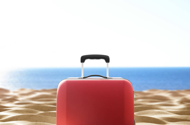 ταξίδι θέμα φόντου με πολύχρωμα αποσκευές στην άμμο - Φωτογραφία, εικόνα