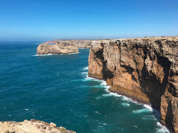 Costa atlántica rocosa en el punto suroeste de Europa continental. Cabo Sao Vicente, Sagres, Algarve, Portugal
 - Foto, Imagen