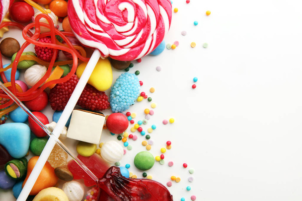 snoepjes met gelei en suiker. kleurrijke scala aan verschillende childs snoep en traktaties - Foto, afbeelding