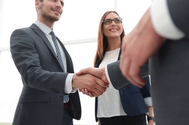 Business shaking hands in the office - Φωτογραφία, εικόνα
