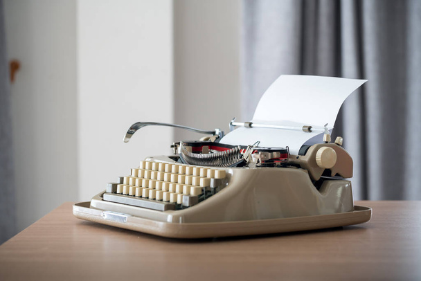 Печатная машинка в стиле ретро в студии
 - Фото, изображение