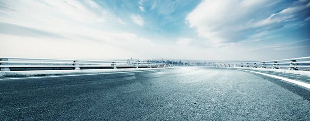 пустое шоссе через современный город
 - Фото, изображение