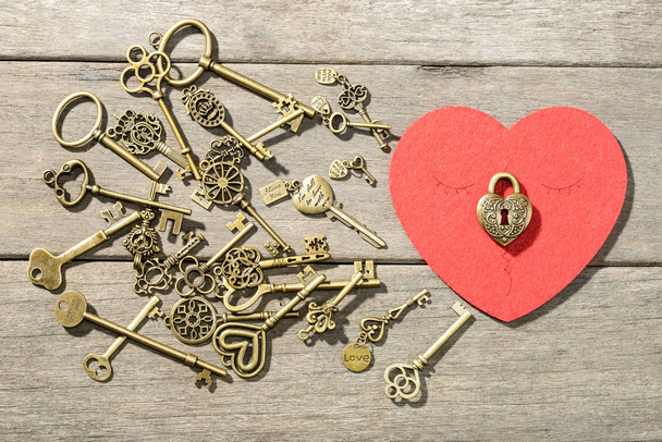 bronze heart shape lock and keys - Фото, зображення