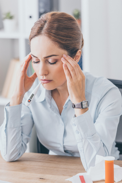 adulto enfermo mujer de negocios con dolor de cabeza sentado en el lugar de trabajo con los ojos cerrados
 - Foto, Imagen