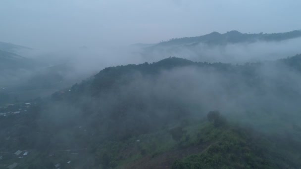 Luchtfoto drone weergave van Chiang Rai prachtige velden berglandschap tijdens mistige ochtend, Thailand - Video