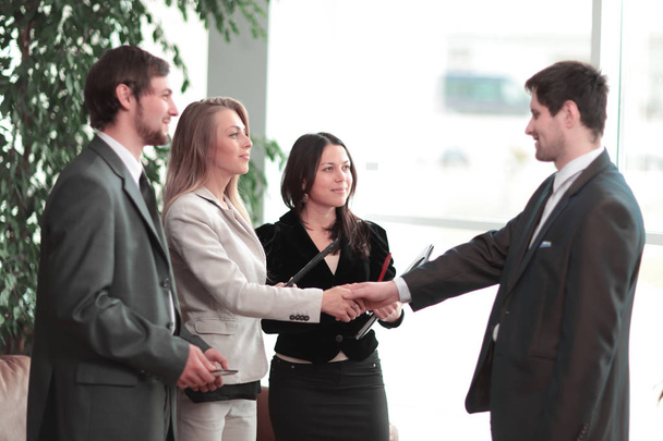close up. handshake business woman with businessman in modern business center - Foto, Imagen